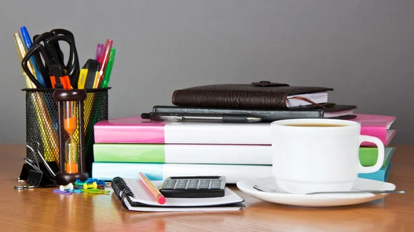 Ordner, Organizer, Notizblock, ein Set Bürozubehör und eine Tasse Kaffee auf einem Tisch — Stockfoto