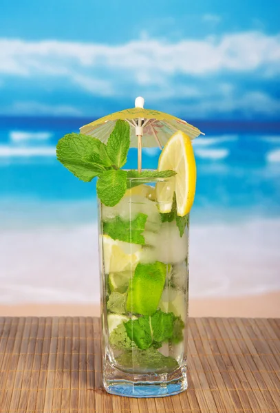 Coquetel de Mojito em um pano de bambu, contra o mar — Fotografia de Stock