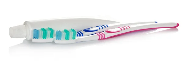 O tubo de uma pasta de dentes e escova de dentes, isolado em branco — Fotografia de Stock