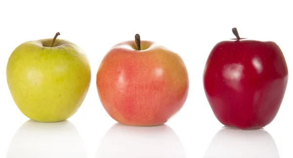 Três maçãs de cor diferente — Fotografia de Stock