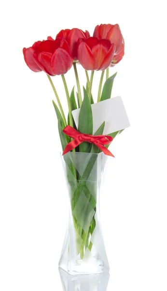 Schöne rote Tulpen mit Schleife in der Vase und der leeren Karte, isoliert auf weiß — Stockfoto