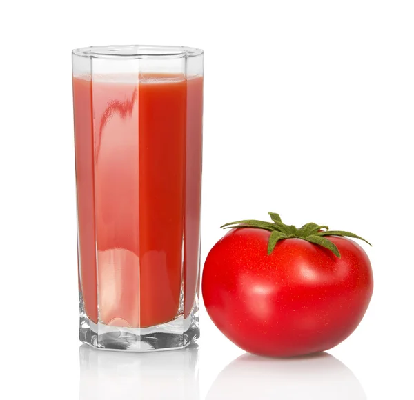 Glas Saft und die Tomate isoliert auf weiß — Stockfoto
