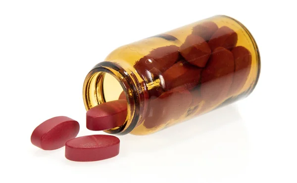 Tablety roztroušených z láhve, izolované na bílém — Stock fotografie