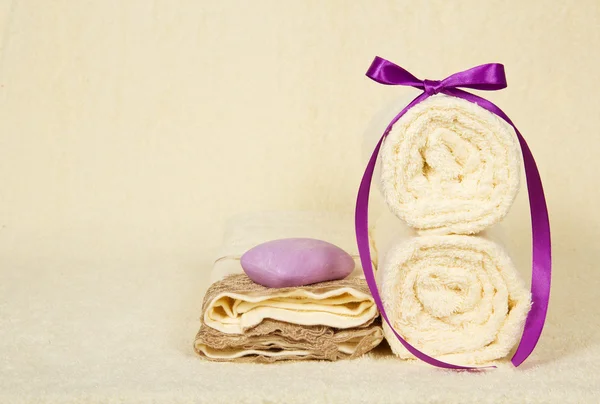 Ensemble de serviettes, décorées avec un ruban adhésif et du savon sur un chiffon éponge — Photo