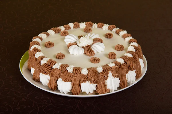 Wspaniałe ciasto na półmisku, na brązowego sukna — Zdjęcie stockowe
