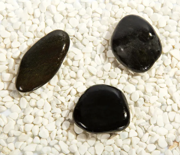 Μεγάλες πέτρες κατά το μικρό λευκό — Φωτογραφία Αρχείου