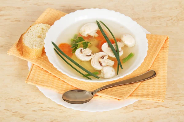 Pilzsuppe, Gericht, Löffel, Brot und Serviette auf beigem Hintergrund — Stockfoto