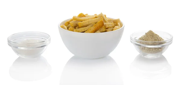 Croutons, especias y la sal, aislados en blanco — Foto de Stock