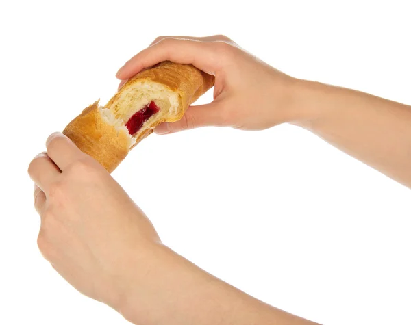 Kvinnliga händerna bryta en croissant med marmelad, isolerad på vit — Stockfoto