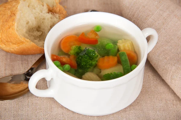 Sopa de verduras, rebanadas de pan y cuchara en un saco —  Fotos de Stock