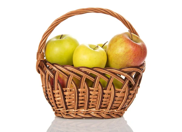 Wattled košík s jablky, izolované na bílém — Stock fotografie