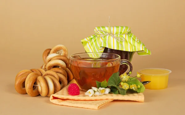 Raspberry jam, tea, bagels, honey, flowers, napkin — Stock Photo, Image