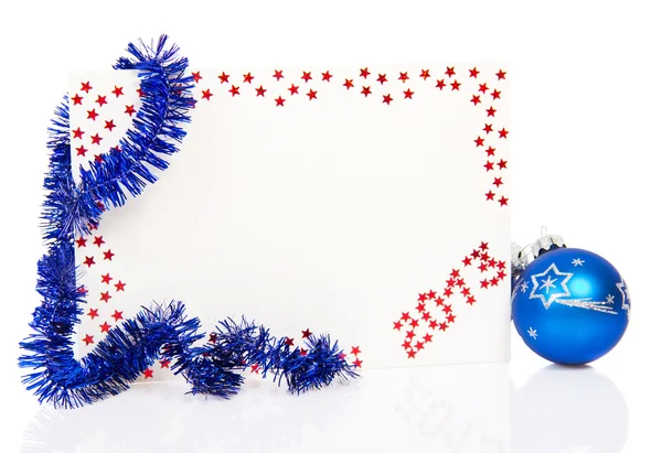 Rote Karte an Neujahr 2013 mit blauem Lametta und blauem Ball auf weißem Hintergrund — Stockfoto