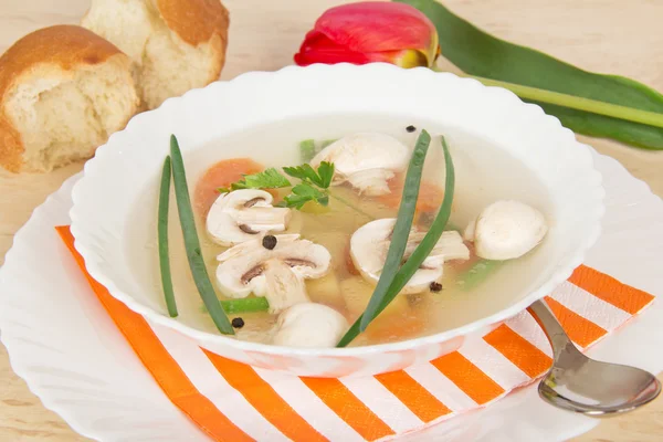 Leckere Pilzsuppe, Brotscheiben und rote Tulpe auf beigem Hintergrund — Stockfoto