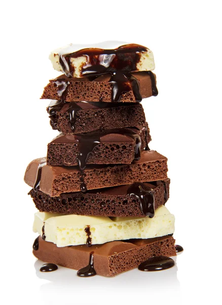 Çikolatalı dilimler ve sıcak ile sulanan eritilmiş çikolata, beyaz izole — Stok fotoğraf