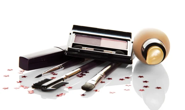 La base para el maquillaje, el rímel, la sombra de ojos y el juego de los pinceles —  Fotos de Stock