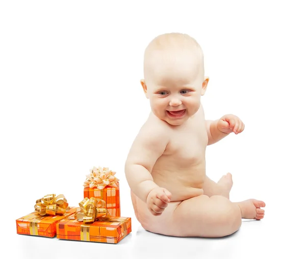 Felicidad bebé con regalos aislados en blanco — Foto de Stock