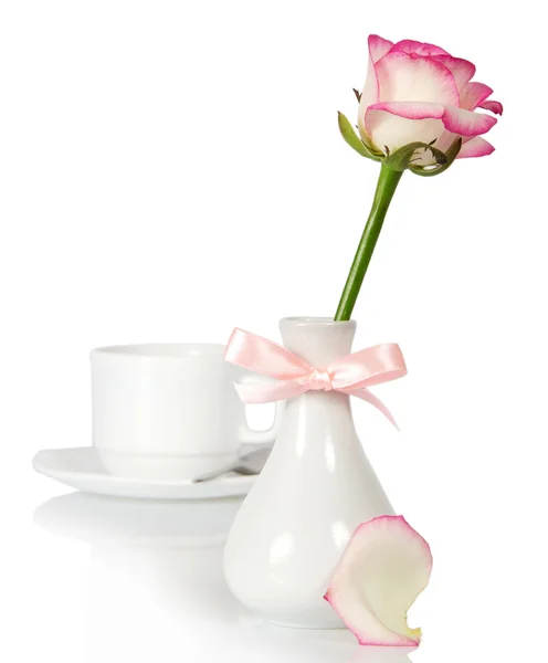 Rosa en un jarrón decorado con un lazo y cosas de té, aislado en blanco —  Fotos de Stock