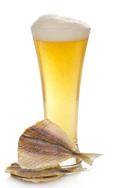 Bierglas met schuim en de gedroogde vis — Stockfoto