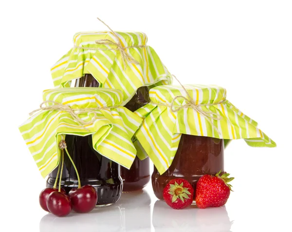 Jam i glasburkar, och färska jordgubbar och sötkörsbär — Stockfoto