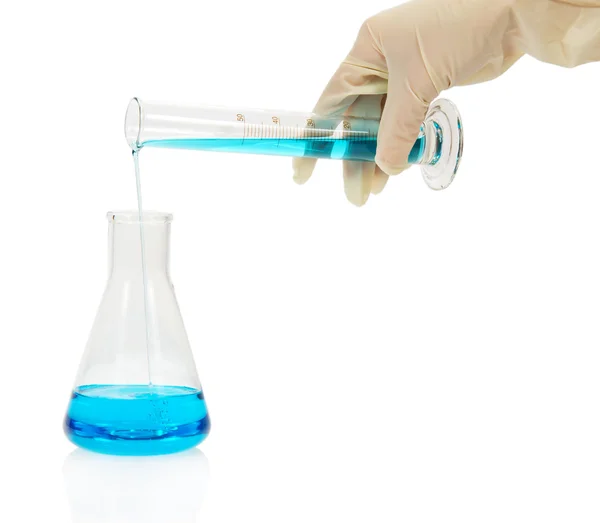 Tubo de ensaio com líquido azul para produtos químicos numa mão isolada a branco — Fotografia de Stock