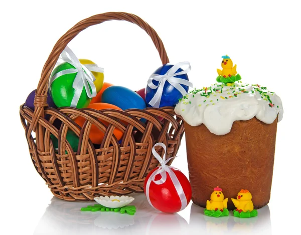 Pasen, versierd met snoep en een mand met de eieren, geïsoleerd op wit — Stockfoto