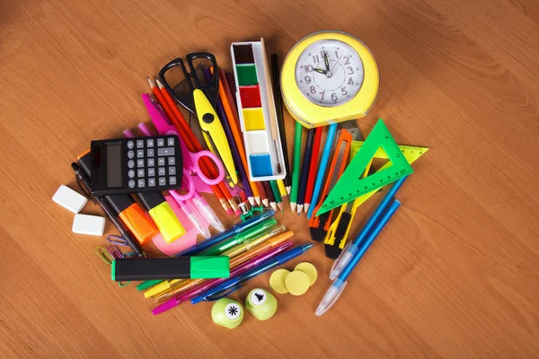 Um grande conjunto de material de escritório brilhante e despertador em uma mesa — Fotografia de Stock