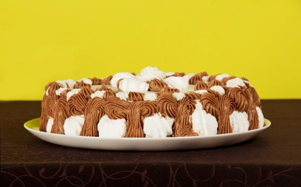 Bir pasta üzerinde kahverengi bir bez ile çanak — Stok fotoğraf