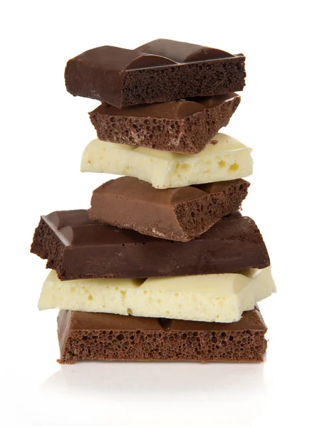 Cumulo di pezzi dei vari cioccolato, isolato su bianco — Foto Stock