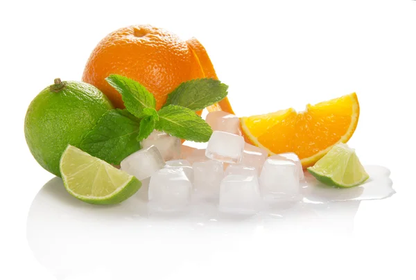 Pomarańcze, limonki, mięta, kostki lodu i plasterków cytrusowych, na białym tle — Zdjęcie stockowe