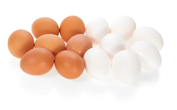 Biały i brązowy jaja na białym tle — Zdjęcie stockowe