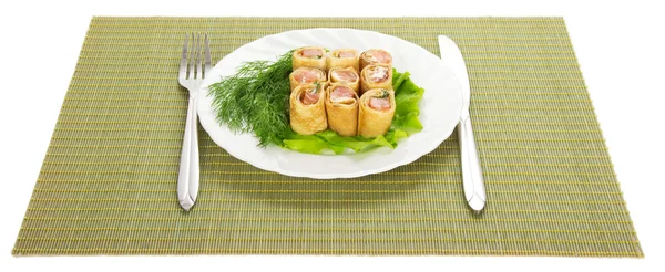 パンケーキスモーク サーモン、サラダ、白で隔離される緑のナプキンにカトラリー — ストック写真