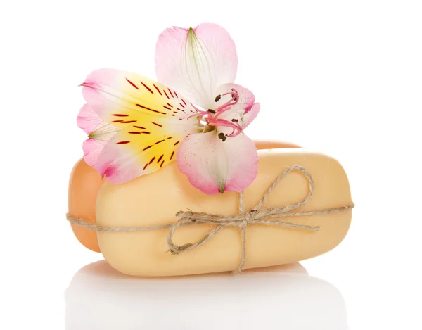Schöne Blume einer Alstroemeria und zwei Stücke der Seife, isoliert auf weiß — Stockfoto