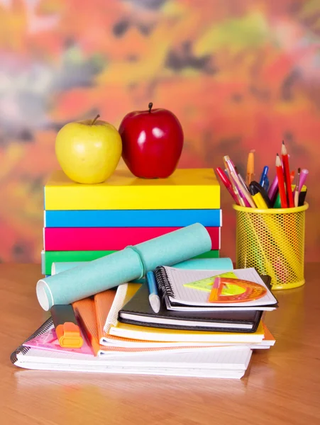 Books, exercise books, a notepad, handles, pencils on a table — Stock Photo, Image