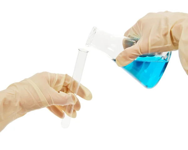 Mãos a trabalhar com reagentes isolados no branco — Fotografia de Stock