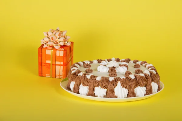 黄色の背景に弓を使って料理と贈り物のパイ — ストック写真