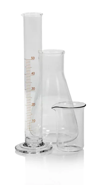 Wyroby ze szkła chemiko na białym tle — Zdjęcie stockowe