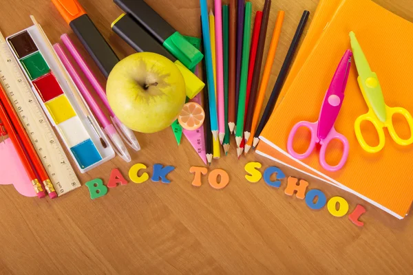 Zurück zur Schule. große Menge heller Schulmaterialien — Stockfoto