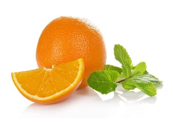 Die ganze Orange, die Scheibe einer Orange und Minze — Stockfoto