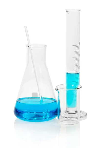 Objectos de vidro de laboratório com líquido azul isolado sobre branco — Fotografia de Stock