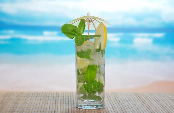 Mojito cocktail on a bamboo cloth, against the sea — Stock Photo, Image