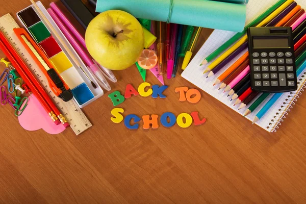 Iscrizione dalle lettere di plastica "Ritorno a scuola" e una serie di strumenti scolastici — Foto Stock