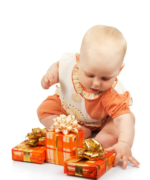 Niño pequeño con regalos aislados en blanco — Foto de Stock