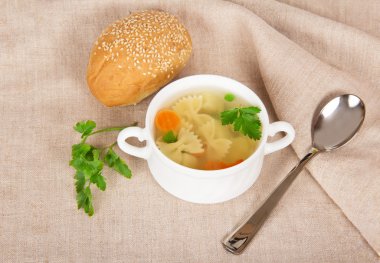 Tavuk Makarna çorba, ekmek ve bir ehlileştirmek kaşık