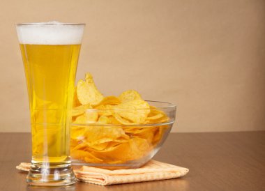 bardak bira, bir kase cips ve karşı kağıt peçete