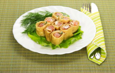 somon ve salata, yeşil peçete üzerine çatal ile Pancakes