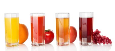 çeşitli meyve suyu, meyve ve sebzeler üzerinde beyaz izole