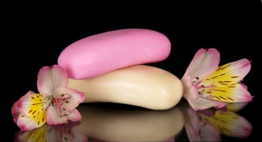 tuvalet sabunları ve siyah izole bir alstroemeria çiçek