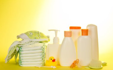 Çocuk tuvalet aksesuarları, düzgün ve çocuk bezi, sarı bir arka plan üzerinde