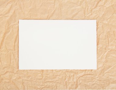 kağıt ambalaj üzerinde beyaz bir kart. arka plan